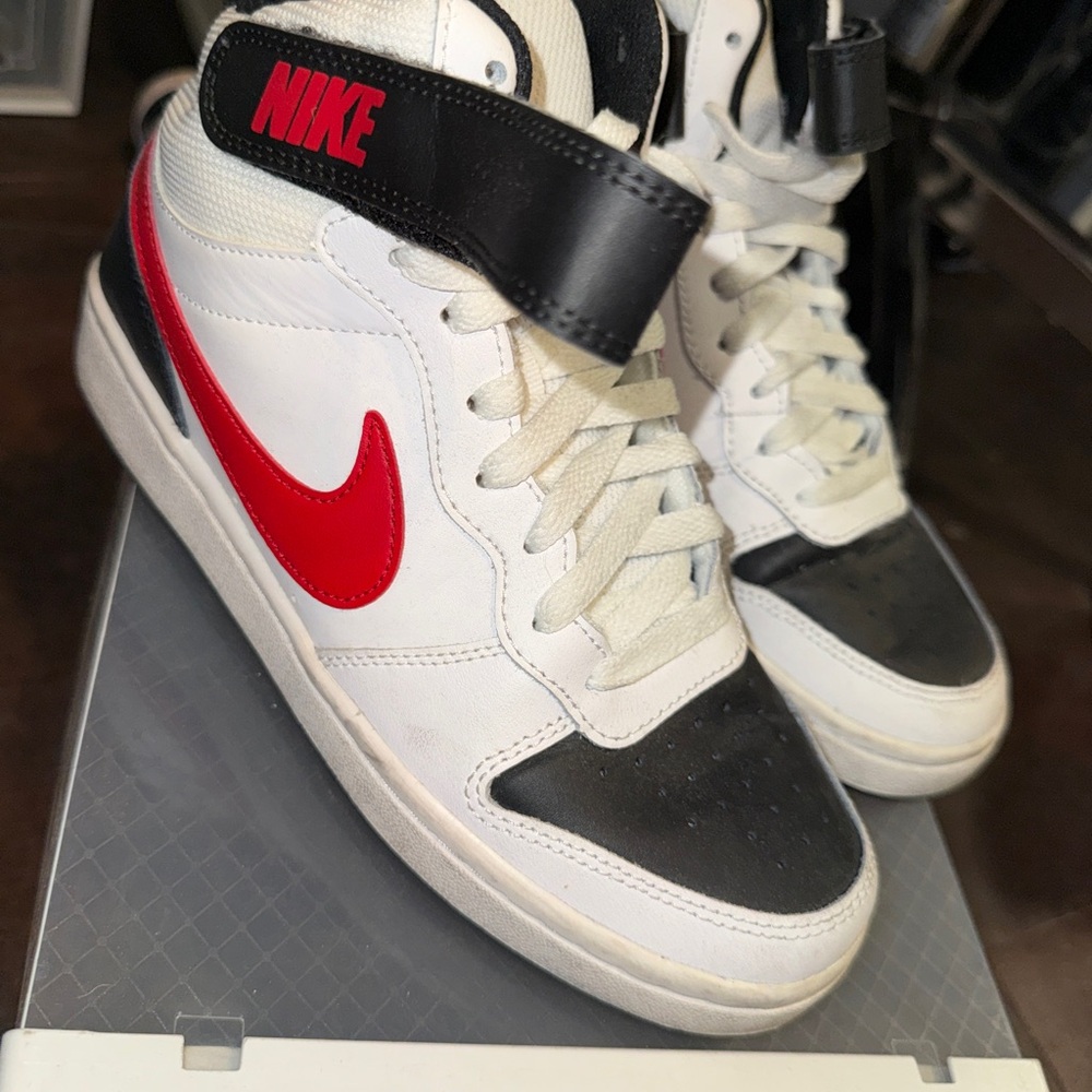 NIKE